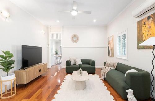 Coorparoo House | Stylish 4Bedroom Stay Outdoor Dining and City Access