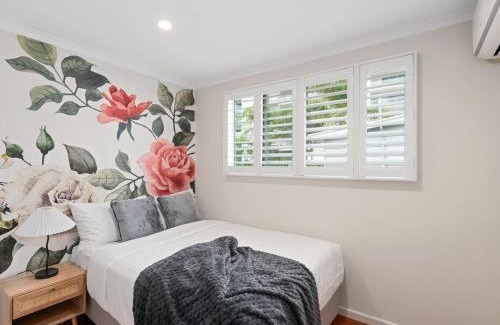 Coorparoo House | Stylish 4Bedroom Stay Outdoor Dining and City Access