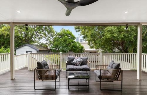 Coorparoo House | Stylish 4Bedroom Stay Outdoor Dining and City Access