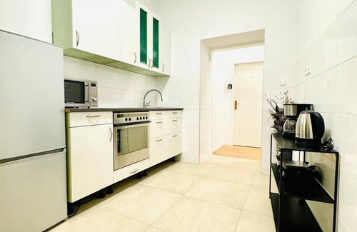 Rudolfsheim-Funfhaus Apartment | Stylish 4BR Apt Near Westbahnhof