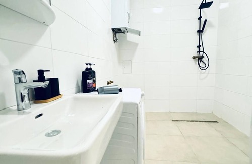 Rudolfsheim-Funfhaus Apartment | Stylish 4BR Apt Near Westbahnhof