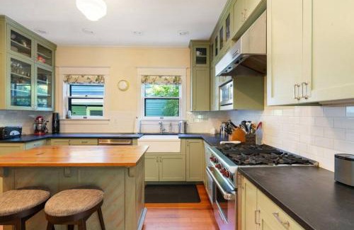Belmont House | Stylish 4BR Belmont Haven with Saltwater Hot Tub