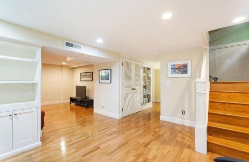 Belmont House | Stylish 4BR Belmont Haven with Saltwater Hot Tub