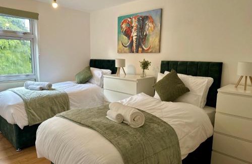 Tatenhill House | Stylish 4BR Home Close to A45 & NEC Venue