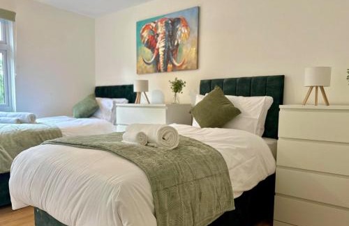 Tatenhill House | Stylish 4BR Home Close to A45 & NEC Venue