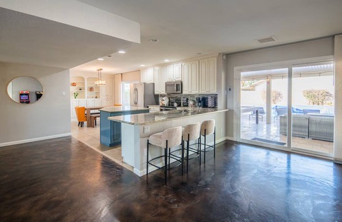 South Scottsdale House | Stylish 4BR Stay w/Pool, Games & Cactus Charm, 7 minutes old town Scottsdale