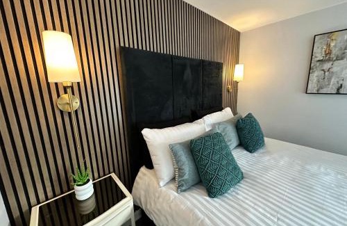 Trafford Apartment | Stylish 4BR Townhouse on Stretford Marina - Waterside Stay in M32