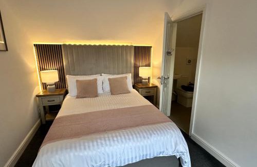 Trafford Apartment | Stylish 4BR Townhouse on Stretford Marina - Waterside Stay in M32