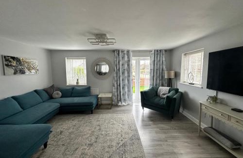Trafford Apartment | Stylish 4BR Townhouse on Stretford Marina - Waterside Stay in M32