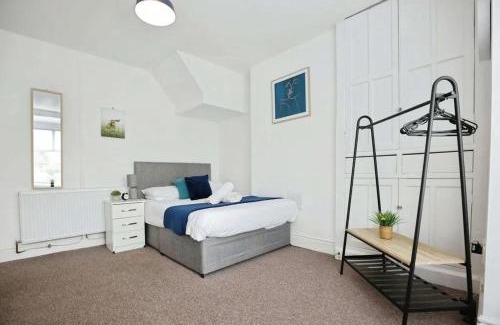 Weston on Trent Apartment | Stylish 5 Bed House Centre Of Coventry Sleeps 12
