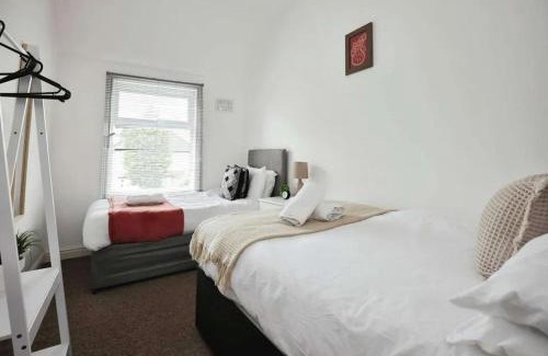 Weston on Trent Apartment | Stylish 5 Bed House Centre Of Coventry Sleeps 12
