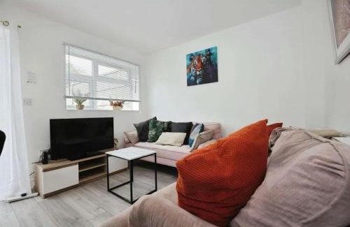 Weston on Trent Apartment | Stylish 5 Bed House Centre Of Coventry Sleeps 12
