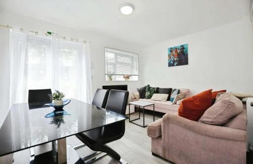 Weston on Trent Apartment | Stylish 5 Bed House Centre Of Coventry Sleeps 12