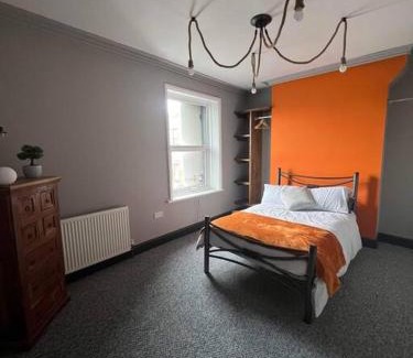 Birkenhead Apartment | Stylish 5 bedroom/7bed apartment