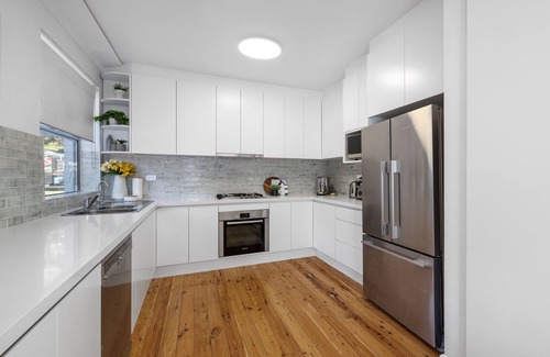 Cronulla House | Stylish 5 BR House with Pool near Beach