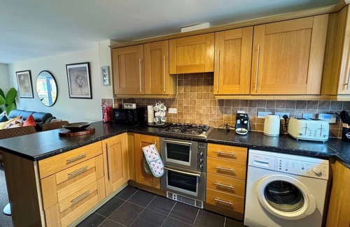 Leighton Buzzard House | Stylish 5BR Retreat: w/King Bed,3Baths and WC,Free Parking -Sleeps 9 Comfortably