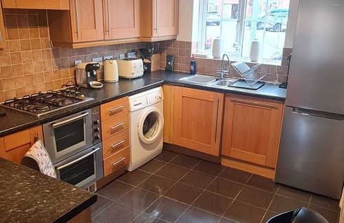 Leighton Buzzard House | Stylish 5BR Retreat: w/King Bed,3Baths and WC,Free Parking -Sleeps 9 Comfortably
