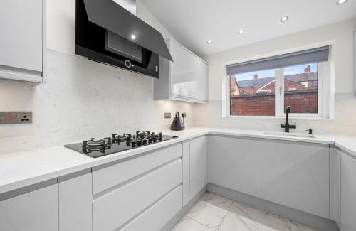 Manchester House | Stylish 5BR with free parking and WiFi