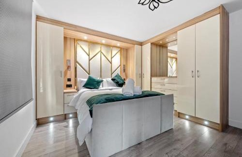 Manchester House | Stylish 5BR with free parking and WiFi