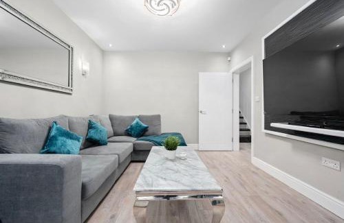 Manchester House | Stylish 5BR with free parking and WiFi