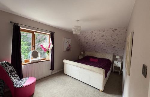 West Rainton House | Stylish 6 Bed - Huge Garden, 10 min to Durham City