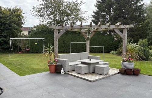 West Rainton House | Stylish 6 Bed - Huge Garden, 10 min to Durham City