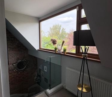 West Rainton House | Stylish 6 Bed - Huge Garden, 10 min to Durham City