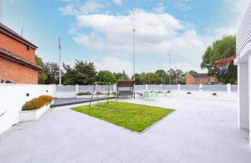 Rushmoor District House | Stylish 6-Bed Retreat with Parking and Jacuzzi