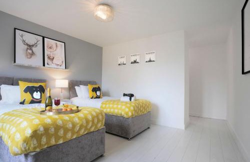 Newport Pagnell House | Stylish 6 Bedroom 3 Bathroom Detached House with Free Parking, Super-Fast Wifi, Pool Table, Smart TVs with Netflix by Yoko Property