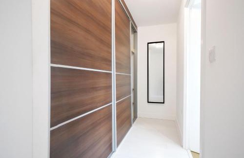Newport Pagnell House | Stylish 6 Bedroom 3 Bathroom Detached House with Free Parking, Super-Fast Wifi, Pool Table, Smart TVs with Netflix by Yoko Property