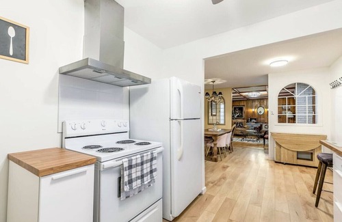 Brossard House | Stylish 6-BR House close to DT with free parking
