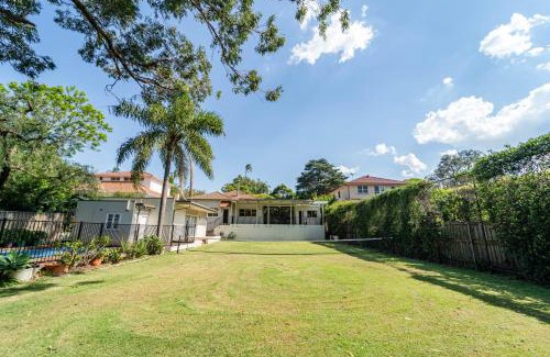 Strathfield House | Stylish 6BR Strathfield House Tennis & Fun Games