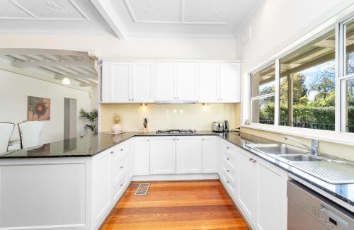 Strathfield House | Stylish 6BR Strathfield House Tennis & Fun Games