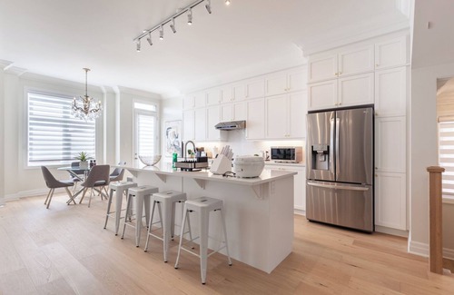 Markham House | Stylish and Brand New: Your Cozy 4-bedroom Getaway