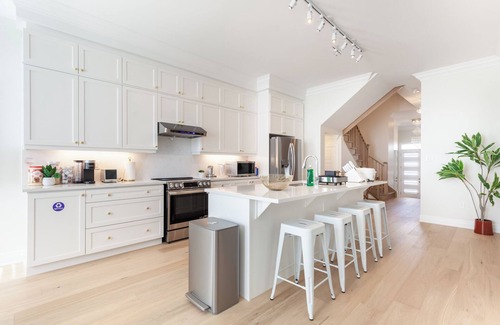 Markham House | Stylish and Brand New: Your Cozy 4-bedroom Getaway