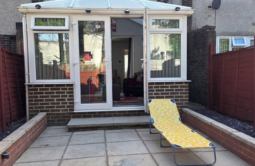 Leeds House | Stylish and Cosy Family Comfort for 5