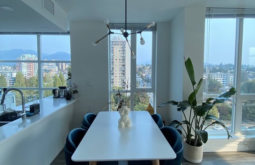 Lower Lonsdale Condo | Stylish and Cozy Furnished Lower Lonsdale Condo-1 min from shipyard.