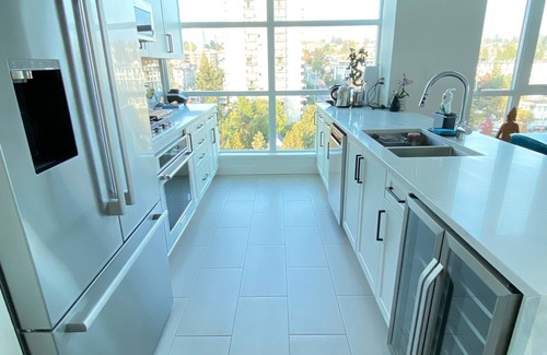 Lower Lonsdale Condo | Stylish and Cozy Furnished Lower Lonsdale Condo-1 min from shipyard.