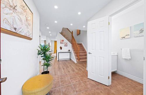 Barrie Apartment | Stylish and Cozy 4 bedroom House
