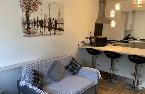 Leigh Apartment | Stylish and Immaculate 2-Bed Apartment in Leigh