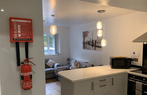 Leigh Apartment | Stylish and Immaculate 2-Bed Apartment in Leigh
