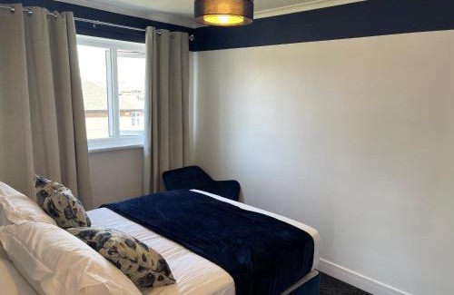 Handsworth House | Stylish and Large 3 bed house, private parking on premise, with conservatory close to KFC, McDonalds, ALDI and ASDA
