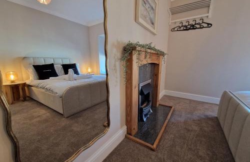 Merthyr Tydfil House | Stylish and Modern 7 Bedroom house near Brecon Beacons