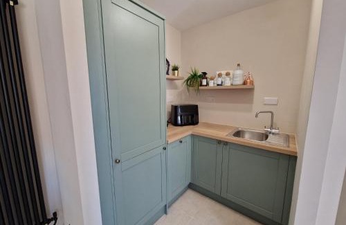 Merthyr Tydfil House | Stylish and Modern 7 Bedroom house near Brecon Beacons