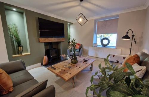 Merthyr Tydfil House | Stylish and Modern 7 Bedroom house near Brecon Beacons