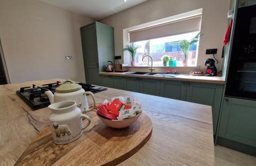 Merthyr Tydfil House | Stylish and Modern 7 Bedroom house near Brecon Beacons