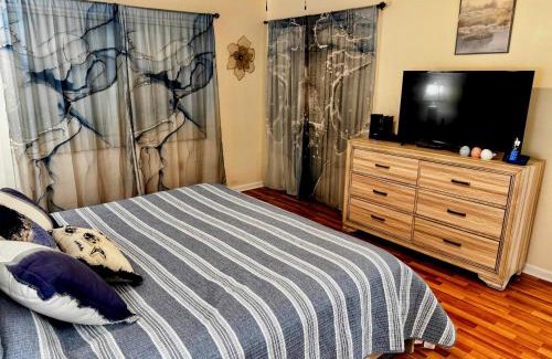 Trailer Estates Apartment | Stylish and Modern Shorewalk condo close to top beaches, heated pools, hot tub, IMG Academy, dining