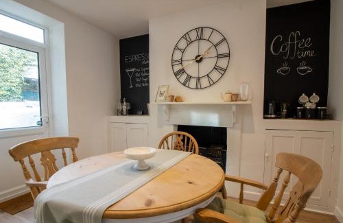 Liverton House | Stylish and Modern Town Centre End-of Terrace Home