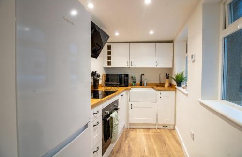 Liverton House | Stylish and Modern Town Centre End-of Terrace Home