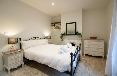 Liverton House | Stylish and Modern Town Centre End-of Terrace Home